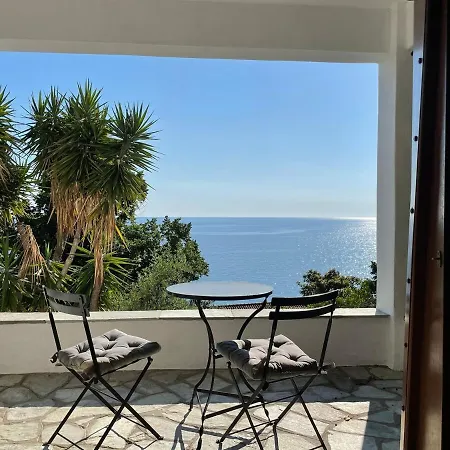 Amazing Seaside In The Location דירה