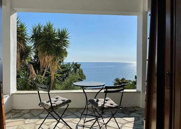 Amazing Seaside In The Location דירה