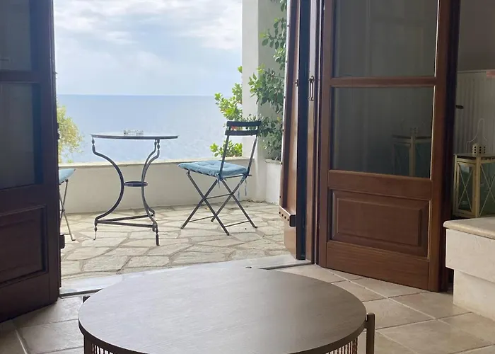 Amazing Seaside In The Location דירה